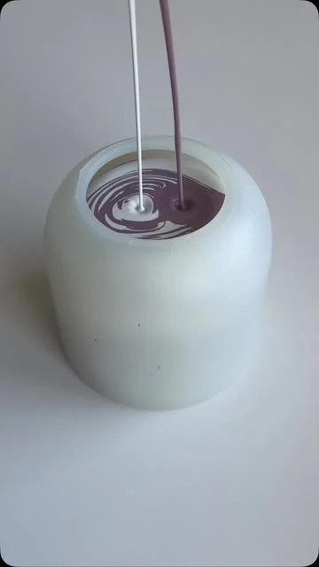 Nalévání vosku do nádoby při ruční výrobě svíčky MRPJ